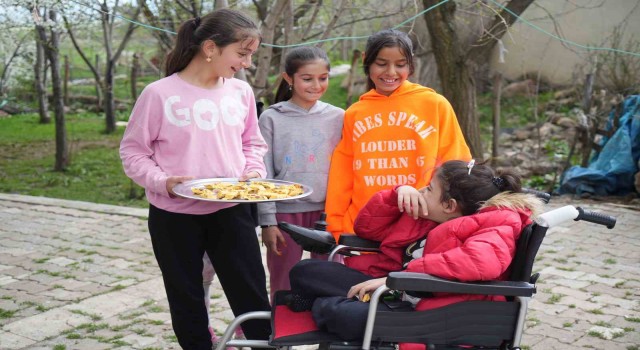 Annesinin sırtında bayramları gezen Melike, ilk kez tek başına şeker topladı