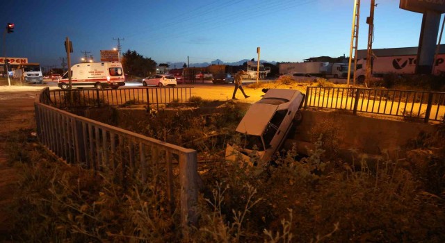 Antakyada Tofaş otomobil su kanalına uçtu: 1 yaralı