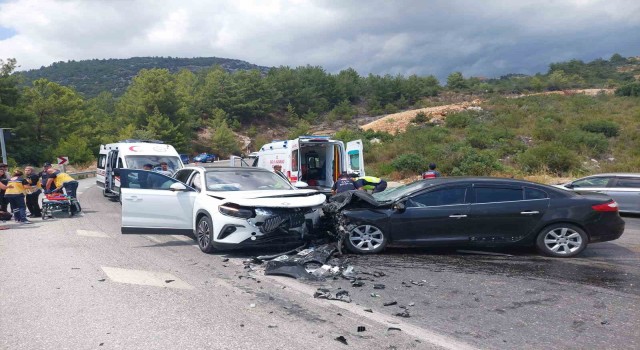 Antalyada 2 araç kafa kafaya çarpıştı: 7 yaralı