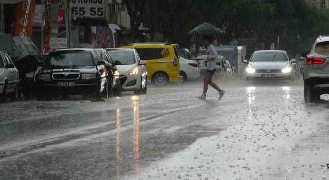 Antalyada hava sıcaklığı 15 dakikada 16 derece birden düştü, kum fırtınası çıktı, ağaçlar devrildi