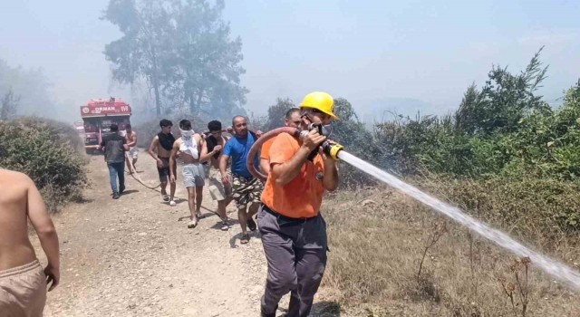 Antalyada mezarlık yangını ormana sıçradı, mahalleliyi alarma geçirdi