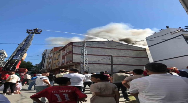 Arnavutköyde bina çatısı alev aldı, vatandaşlar çatılardan hortumlarla söndürmeye çalıştı