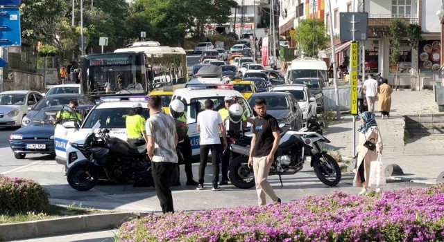 Arnavutköyde İETT otobüsü arızalandı, trafikte uzun araç kuyruğu oluştu