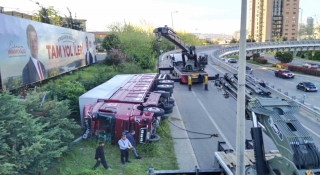 Ataşehirde sebze yüklü kamyon virajı alamayarak yan yattı