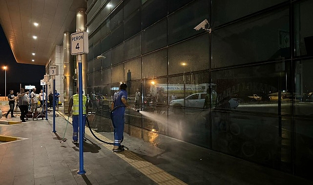 Aydın Büyükşehir Belediyesi, Aydın Şehirler Arası Otobüs Terminali'nde gerçekleştirdiği rutin temizlik çalışmalarını sürdürüyor