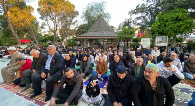 Aydında vatandaşlar bayram namazında camileri doldurdu