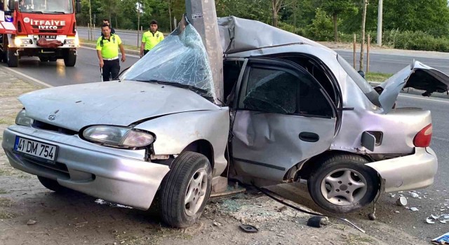 Aydınlatma direğine çarpan otomobil ortadan yamuldu: 1 ölü, 1 yaralı