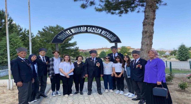 Babasının silah arkadaşlarını görünce gözyaşlarına hakim olamadı