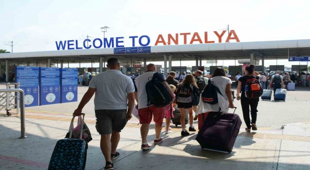 Bakan duyurdu: Antalya Havalimanında uçak ve yolcu trafiğinde 2024 senesinin rekorunu kırdık