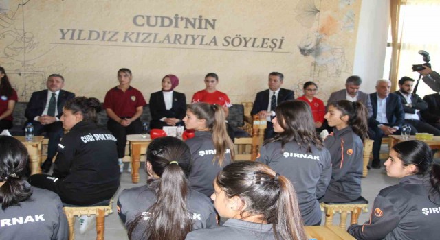 Bakan Göktaş, Cudinin yıldız kızları ile söyleşi yaptı