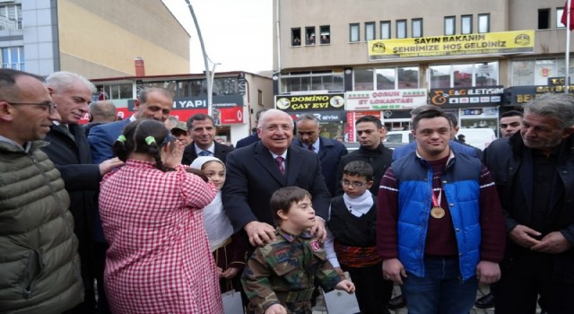 Bakan Güleri down sendromlu çocuklar karşıladı