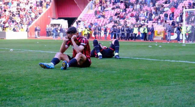 Bal Liginden çıkamayan Eskişehirsporlu futbolcular gözyaşlarına hakim olamadı