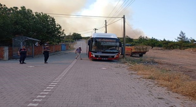 Balıkesirde ormanlık alana sıçrayan yangın sürüyor