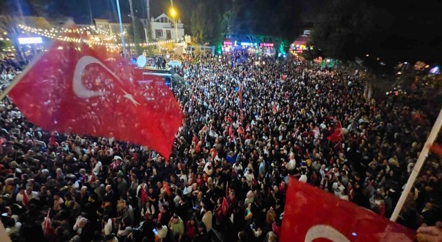 Balkon konuşması yapan Böcek: Antalyada rekor kırmaya devam edeceğiz