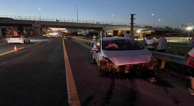 Bariyerlere çarpan otomobildeki 4 kişi yaralandı