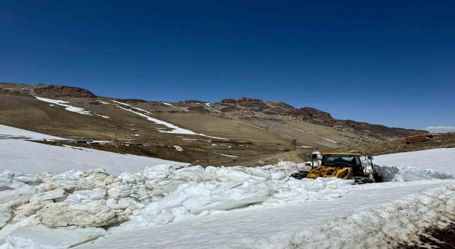 Başkalede kar nedeniyle 5 aydır kapalı olan yol ulaşıma açıldı