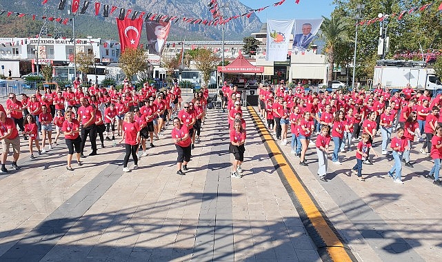 Başkan Topaloğlu'ndan 430 dansçı karşısında zeybek