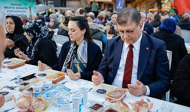 İzmir'de Birlik ve Beraberlik İçin İftar Sofrası