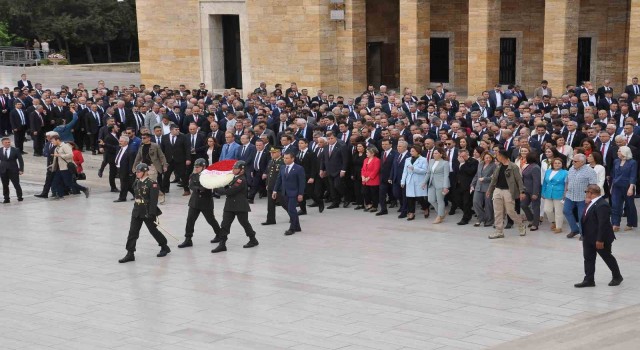 Başkan Tugay ve İzmirin ilçe belediye başkanları Anıtkabiri ziyaret etti