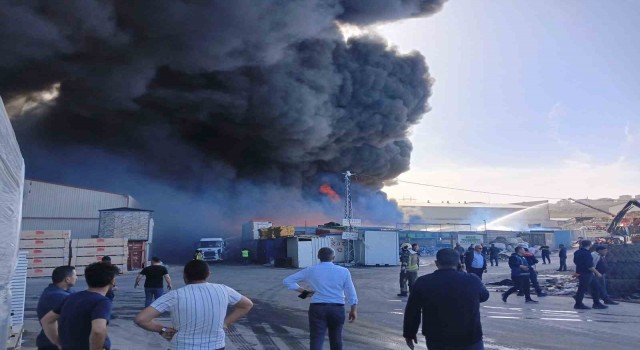 Başkentteki sanayi sitesinde çıkan yangına müdahale sürüyor