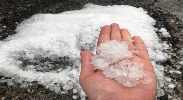 Bayburtta fındık büyüklüğünde dolu yağdı