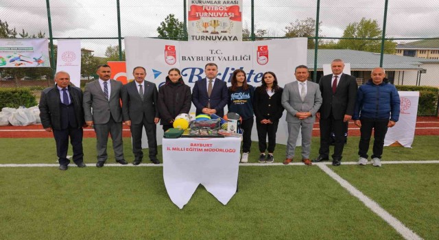 Bayburtta ilköğretim ve ortaokul öğrencilerine spor malzemeleri dağıtıldı