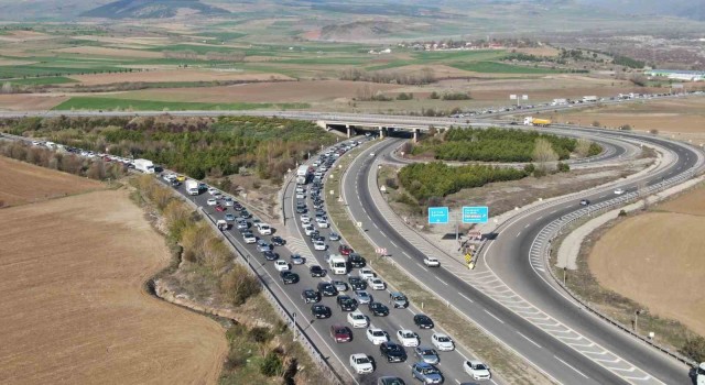 Bayram dönüşünde araç kuyruğu 70 kilometreye ulaştı