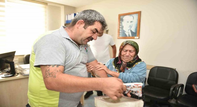 Belediye personelinden yaşlı kadını sevinç gözyaşına boğan davranış