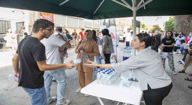 Belediyeden sınav günü öğrenci ve velilere su desteği