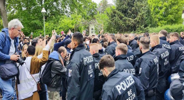 Berlin Özgür Üniversitesindeki Gazzeye destek protestosuna polisten müdahale