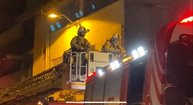 Beyoğlunda kafeteryanın çatısı alev alev yandı