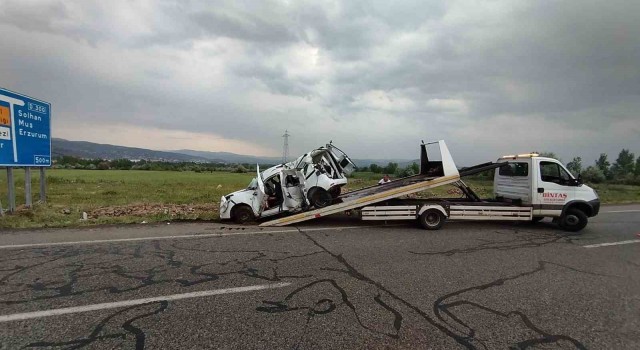 Bingölde hafif ticari araç levhaya çarptı: 3 yaralı