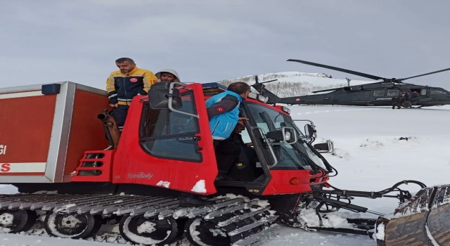 Bingölde tipide dağlık alanda mahsur kalan avcılar helikopterle kurtarıldı