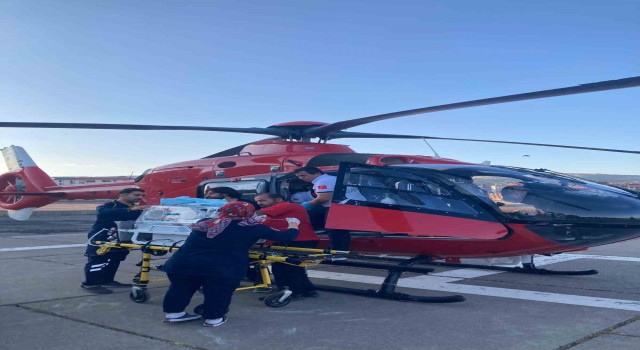 Bingölde yenidoğan bebek ambulans helikopterle Elazığa sevk edildi