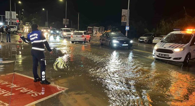 Bodrumda ana isale hattı patladı, yollar göle döndü