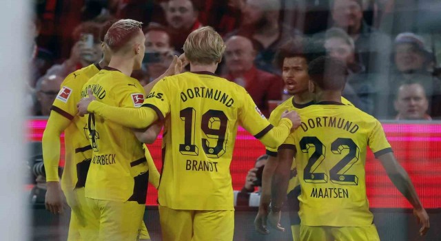 Borussia Dortmund, 10 yıl sonra deplasmanda Bayern Münihi devirdi