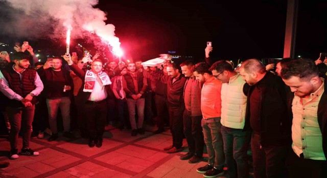 Bu görüntüler miting alanından değil, sahur halayından: Yüzlerce kişi geleneksel sahur halayında buluştu