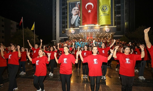 Buca'da Cumhuriyet coşkusu meydanlara sığmadı