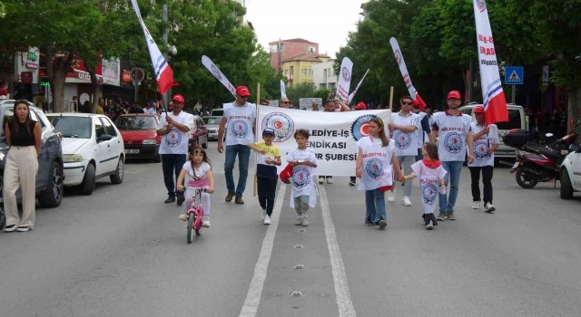 Burdurda 1 Mayıs Emek ve Dayanışma Günü yürüyüş ve halaylarla kutlandı