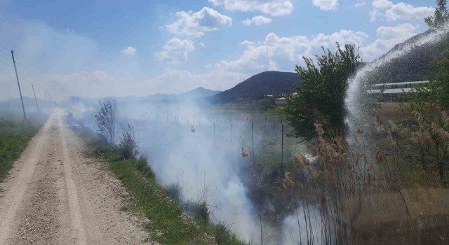 Burdurda çıkan sazlık yangını itfaiyenin hızlı müdahalesi ile söndürüldü