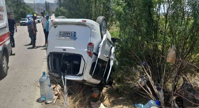 Burdurda hafif ticari araç takla attı, yaşlı çift yaralandı