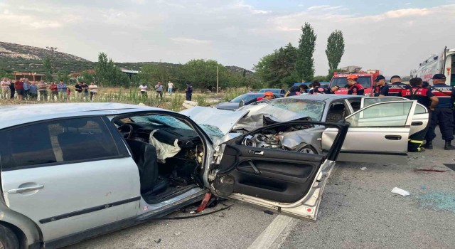 Burdur'da iki otomobil kafa kafaya çarpıştı: 1 ölü, 9 yaralı