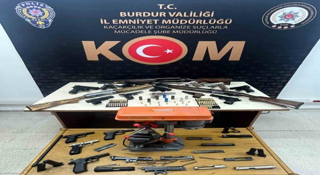 Burdurda kaçakçılık operasyonunda çok sayıda silah ele geçirildi