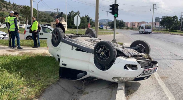 Burdurda kontrolden çıkan otomobil refüje devrildi: 1  yaralı