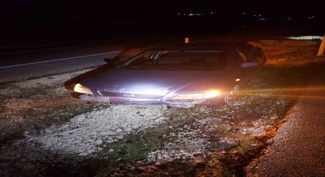 Burdurda kontrolden çıkan otomobil refüje düştü: 2 yaralı