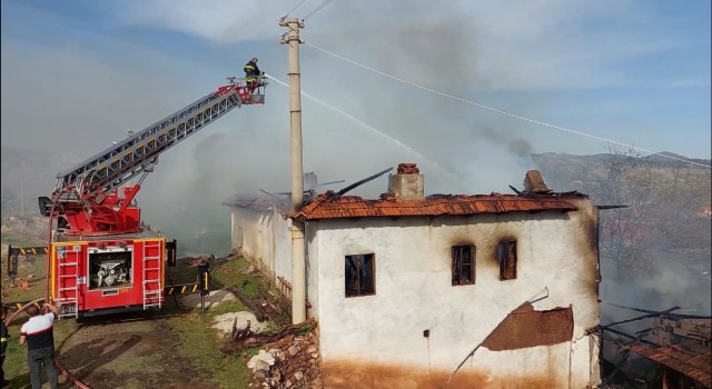 Burdurda sobadan çıkan yangında ev küle döndü