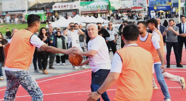 Bursada başkanlar eşofmanları giyip sahaya çıktı, gençlerle kıyasıya mücadele etti