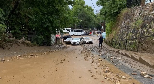 Bursada taşan dere araçları böyle önüne kattı...Araçların sürüklenmesi kamerada