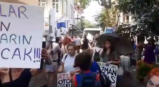 Büyükadada Azmanbüsler davul zurna eşliğinde protesto edildi