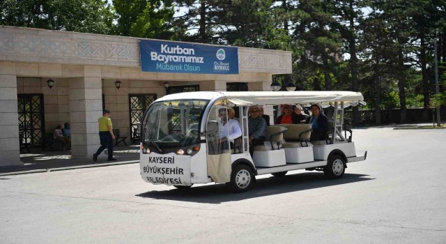 Büyükşehir belediyesi, mezarlık ziyareti yapan vatandaşları yalnız bırakmadı